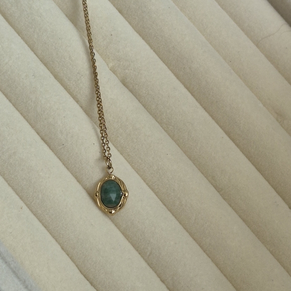 Elegant 18k GP and Green Pendant Necklace - Picture 3 of 7